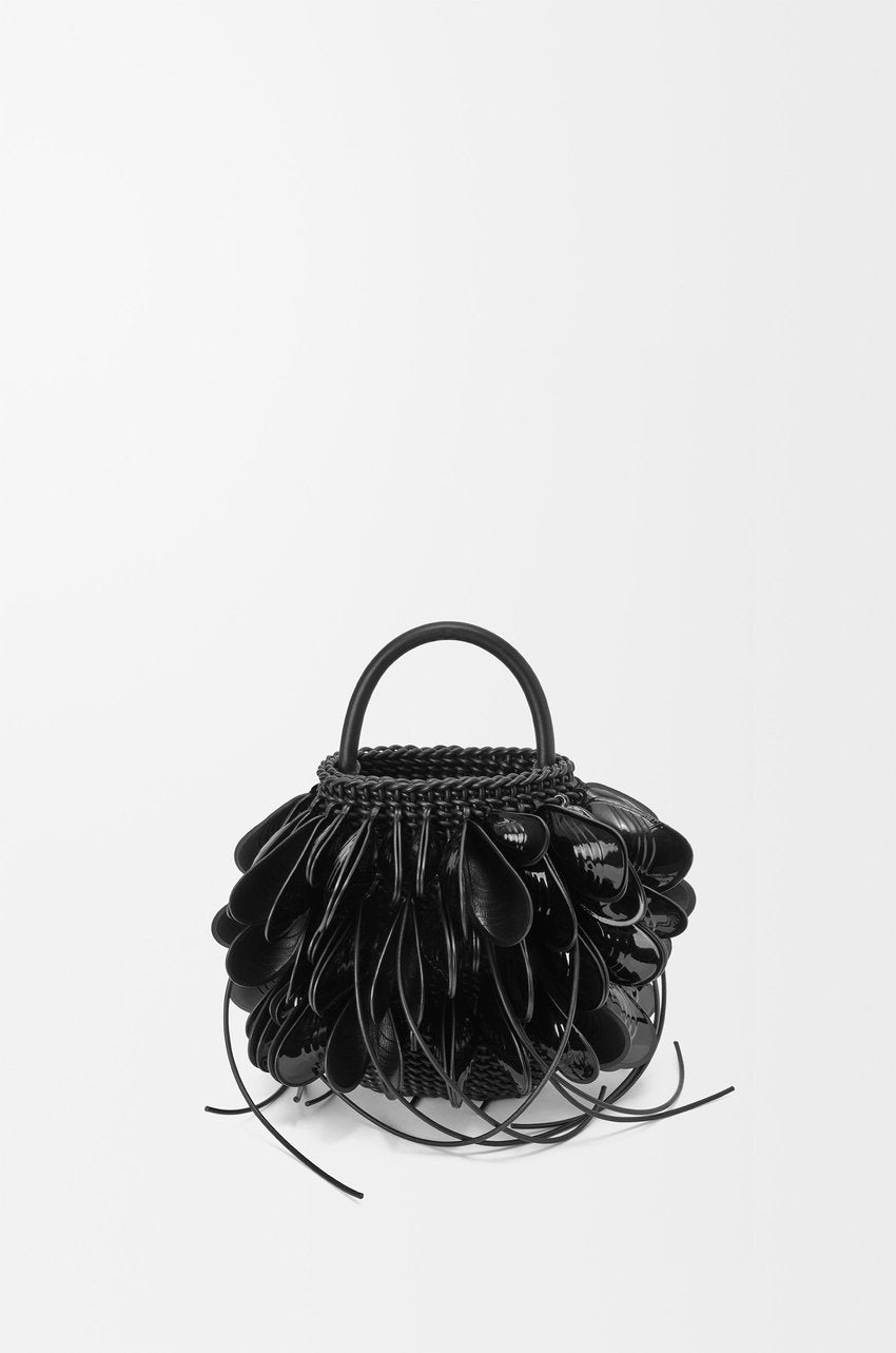 Shell bucket in woven calfskin