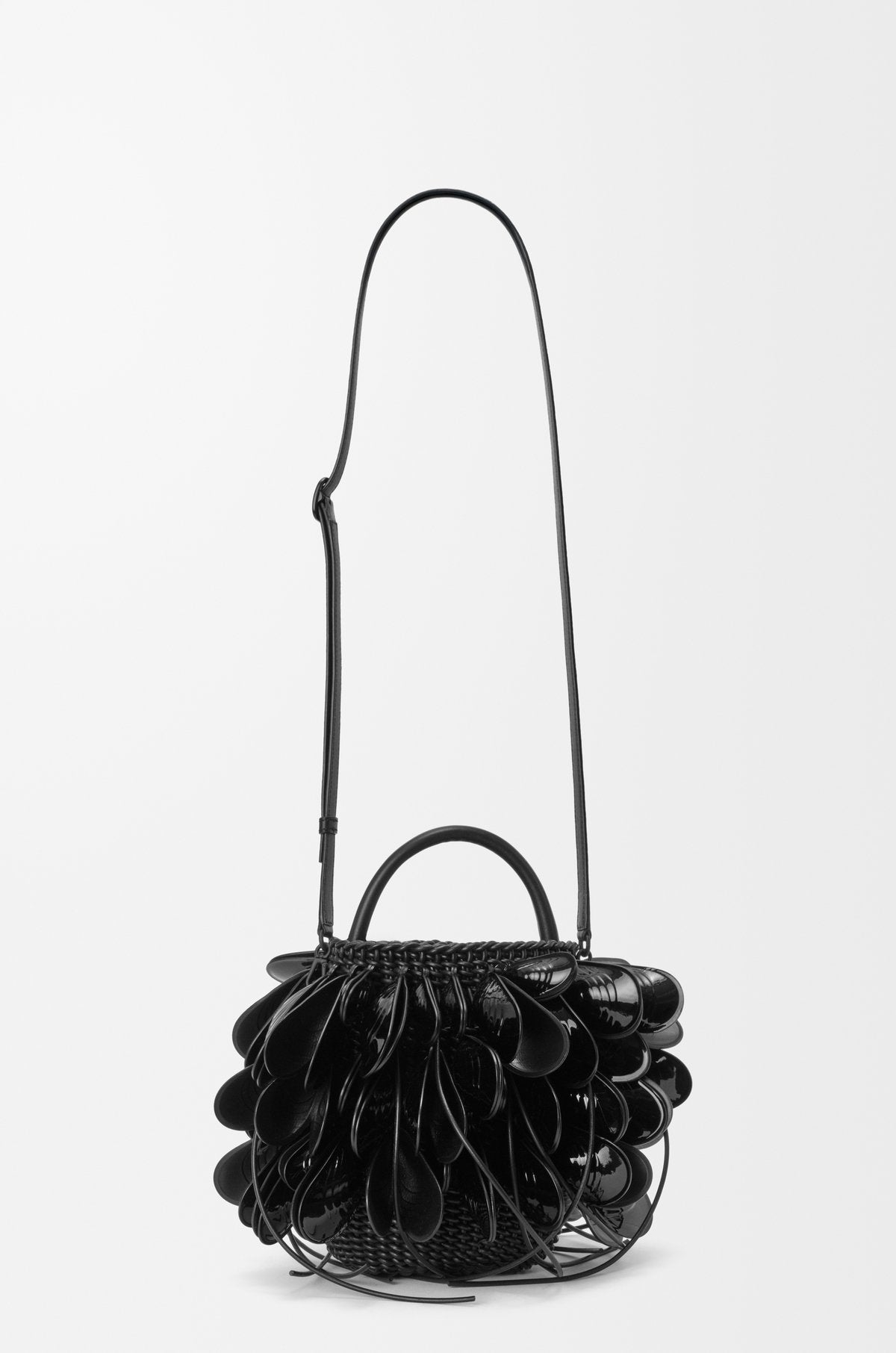 Shell bucket in woven calfskin