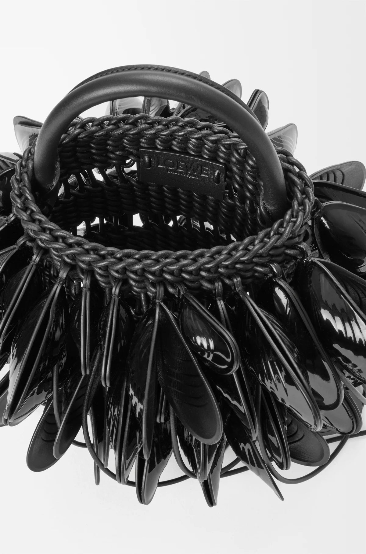 Shell bucket in woven calfskin
