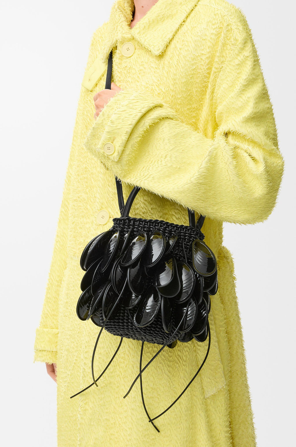 Shell bucket in woven calfskin