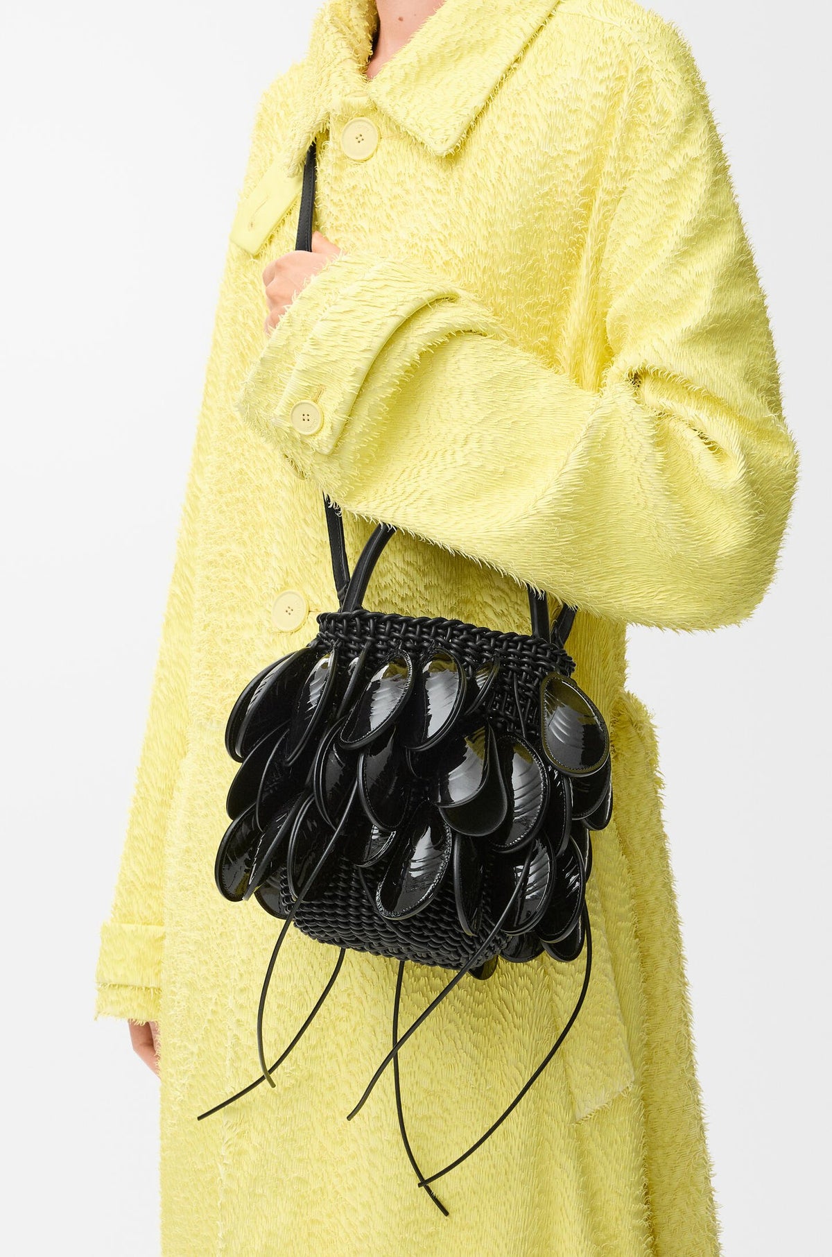 Shell bucket in woven calfskin