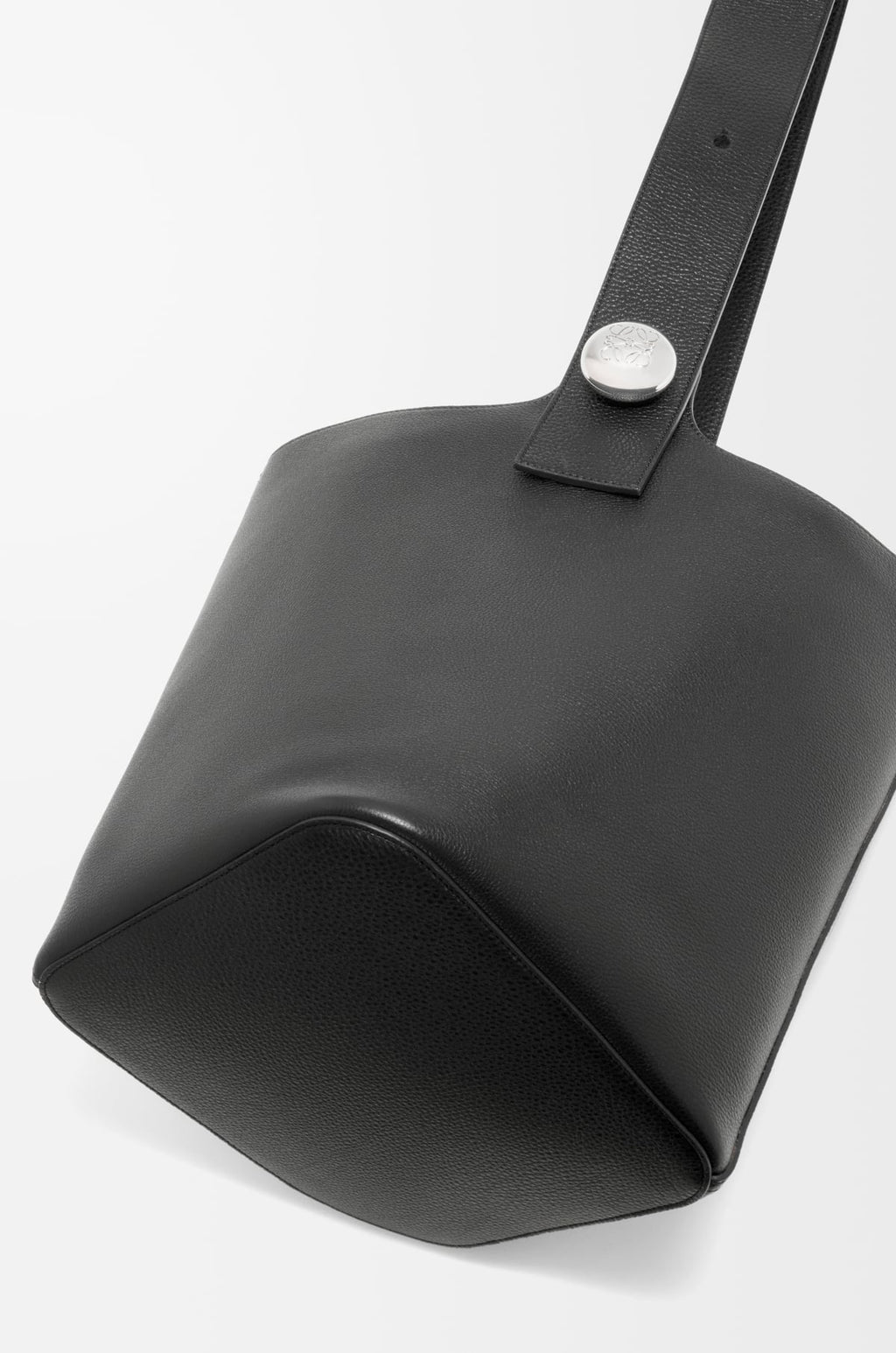 Large Pebble bucket in supple grained calfskin