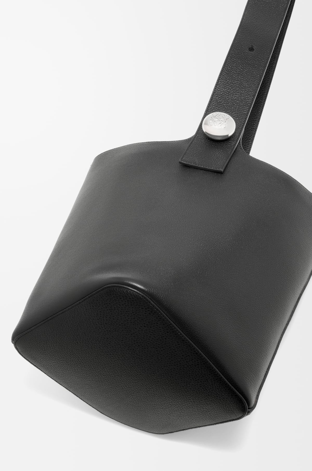 Large Pebble bucket in supple grained calfskin